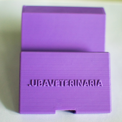 Impreso en 3D I Material PLA I Color violeta I Alojamiento para cable USB I Ancho: 8 cm I Alto: 5,8 cm I Largo: 11 cm